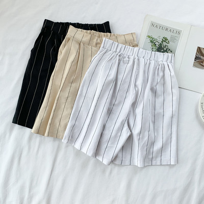 Pantaloni scurți de damă cu dungi în trei culori