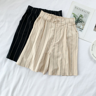 Pantaloni scurți de damă cu dungi în trei culori