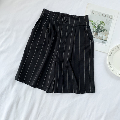 Pantaloni scurți de damă cu dungi în trei culori