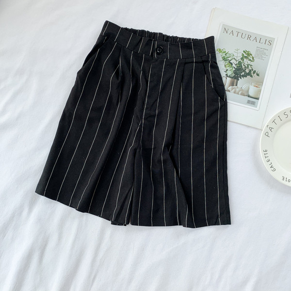 Pantaloni scurți de damă cu dungi în trei culori