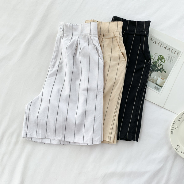 Pantaloni scurți de damă cu dungi în trei culori