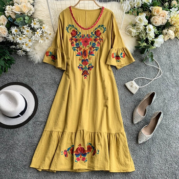 Дамска рокля с бродерия в няколко различни цвята