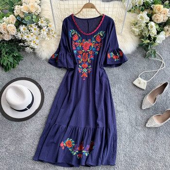 Дамска рокля с бродерия в няколко различни цвята
