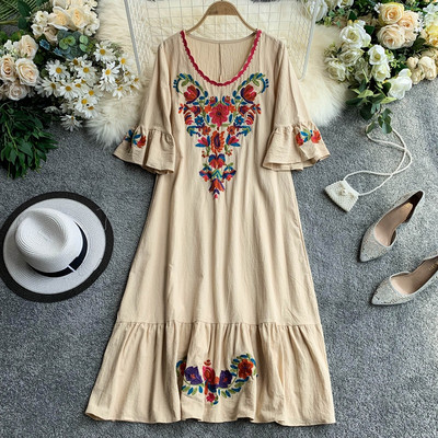 Дамска рокля с бродерия в няколко различни цвята