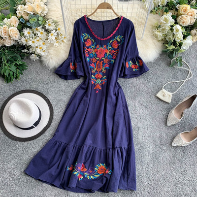 Дамска рокля с бродерия в няколко различни цвята
