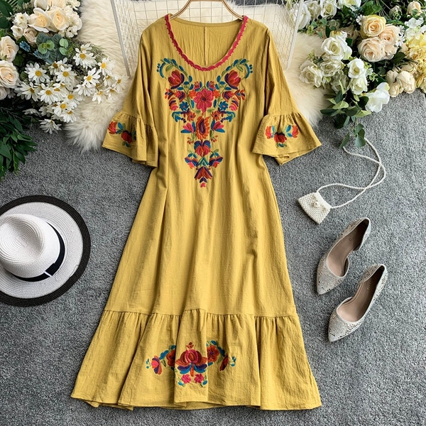 Дамска рокля с бродерия в няколко различни цвята