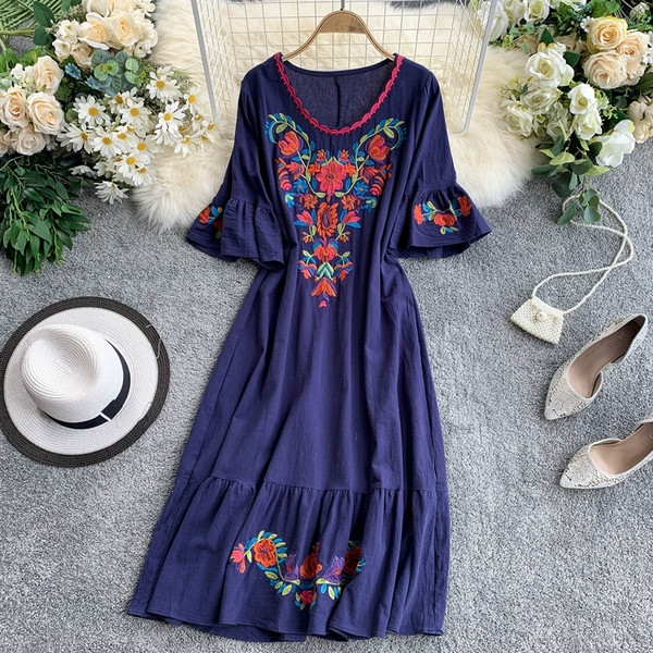 Дамска рокля с бродерия в няколко различни цвята