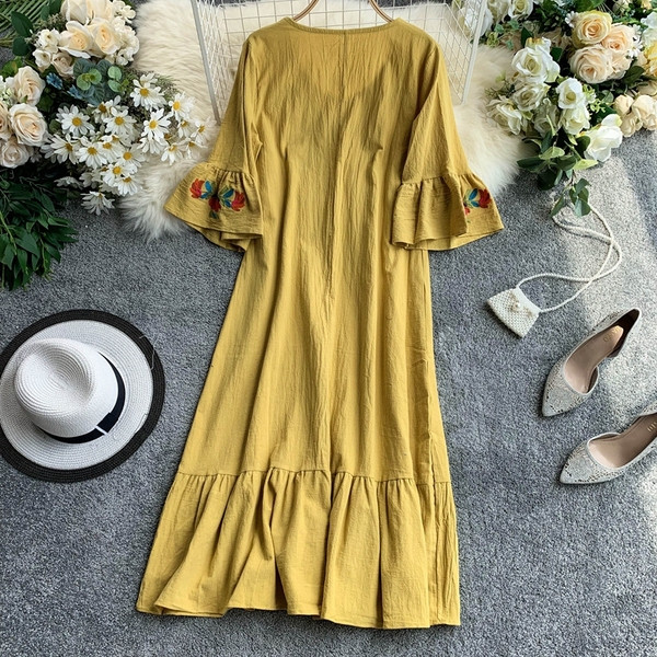 Дамска рокля с бродерия в няколко различни цвята