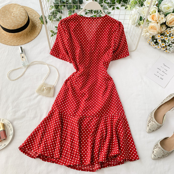 Rochie de damă cu buline cu decolteu în V în roșu și negru