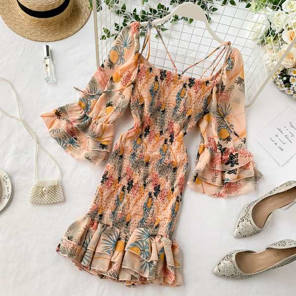 Цветна дамска рокля с лотос ръкав и кръстосани презрамки