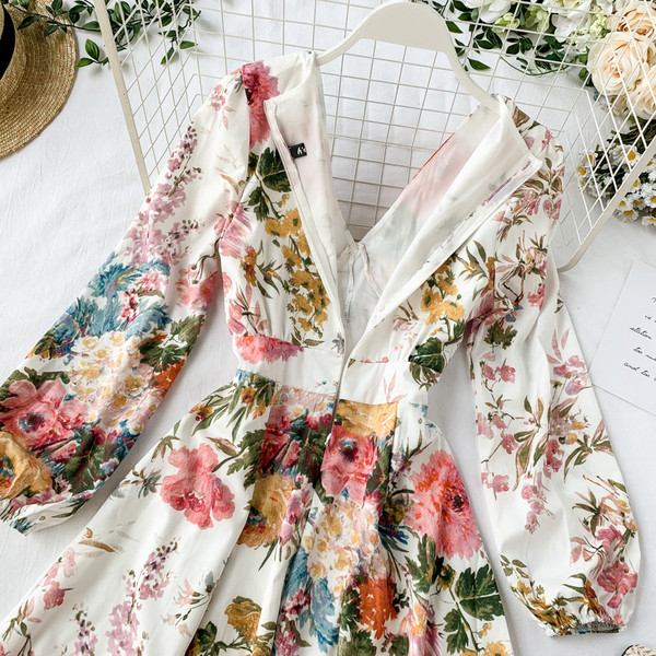 Rochie moderna de dama cu decolteu in V si model floral