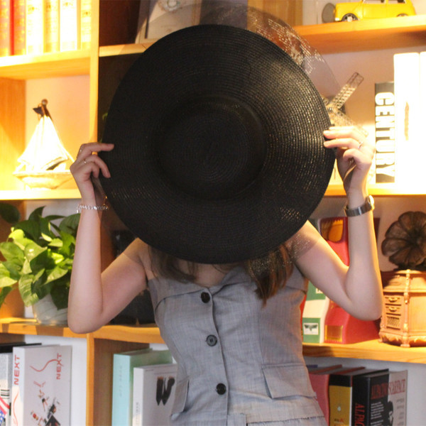 Дамска стилна плажна  шапка в черен цвят 