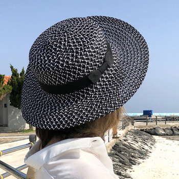 Pălărie modernă de plajă pentru femei în alb-negru