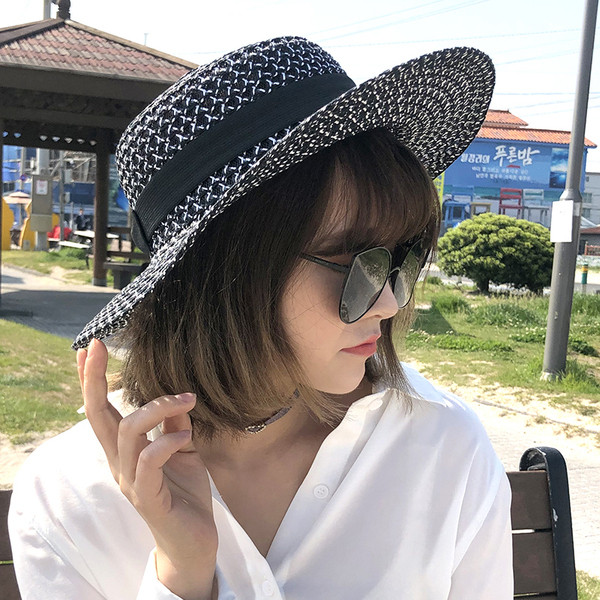 Pălărie modernă de plajă pentru femei în alb-negru