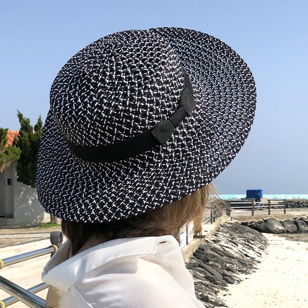 Pălărie modernă de plajă pentru femei în alb-negru