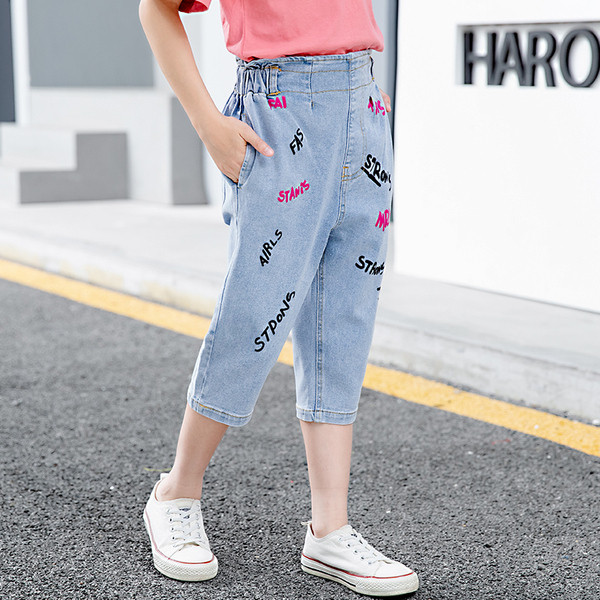 Blugi de copii actuali cu inscriptii si buzunare pentru fete