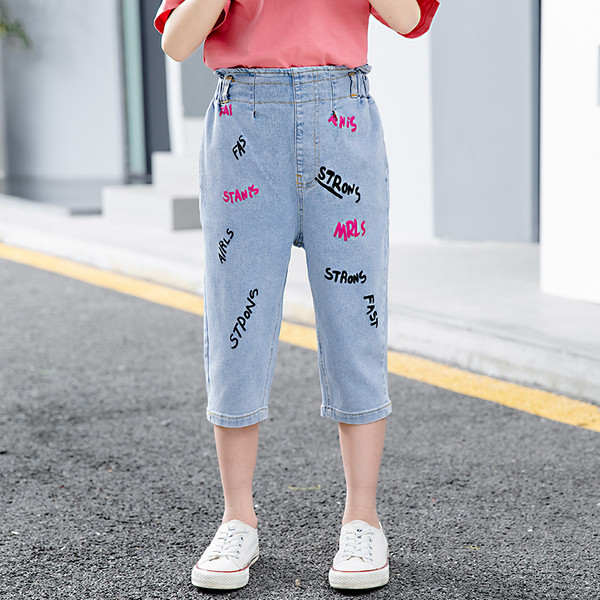 Blugi de copii actuali cu inscriptii si buzunare pentru fete