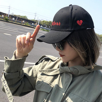 Дамска шапка с козирка и бродерия в черен и розов цвят