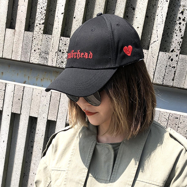 Дамска шапка с козирка и бродерия в черен и розов цвят 