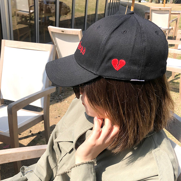 Дамска шапка с козирка и бродерия в черен и розов цвят 