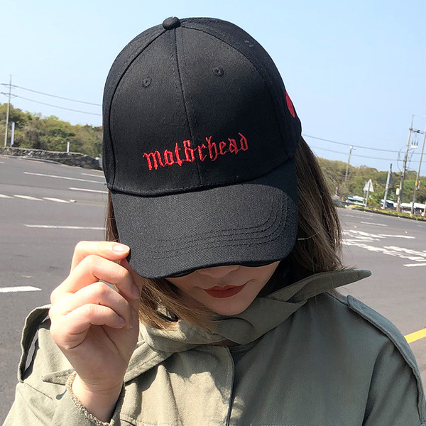 Дамска шапка с козирка и бродерия в черен и розов цвят 