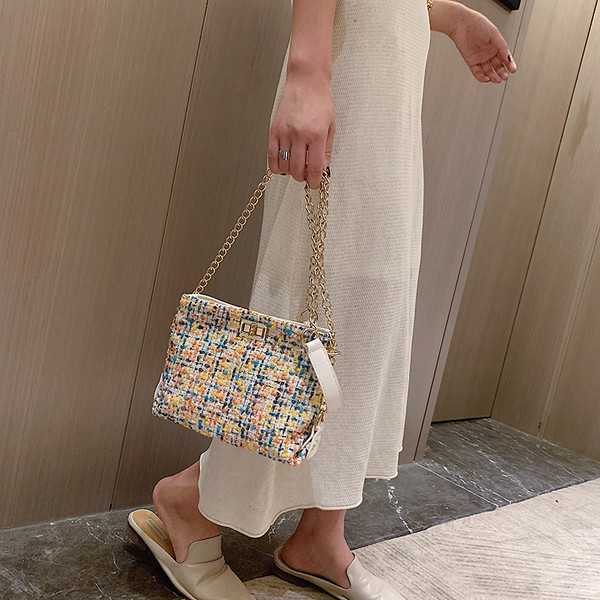 Geanta de dama colorata casual cu maner metalic in trei culori