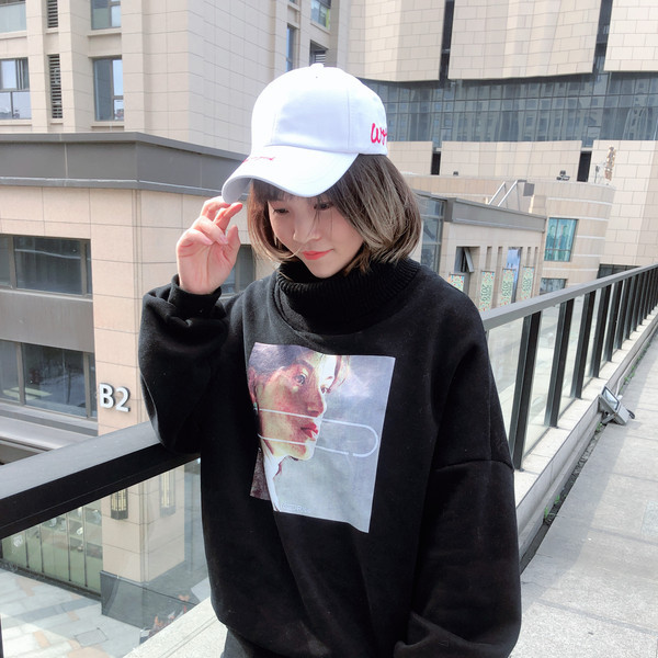 Palarie de dama cu vizor si broderie - inscriptie in mai multe culori