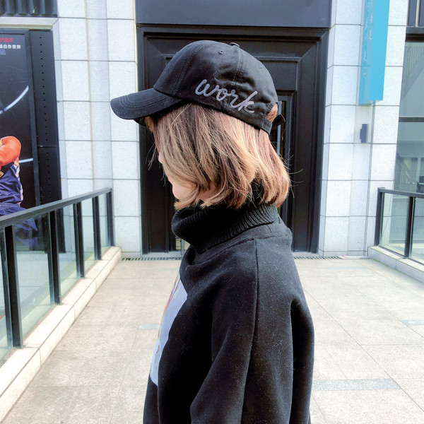 Palarie de dama cu vizor si broderie - inscriptie in mai multe culori