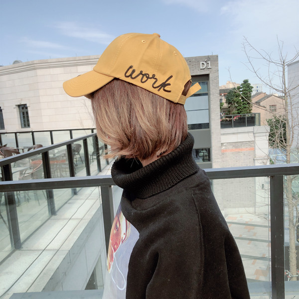 Palarie de dama cu vizor si broderie - inscriptie in mai multe culori