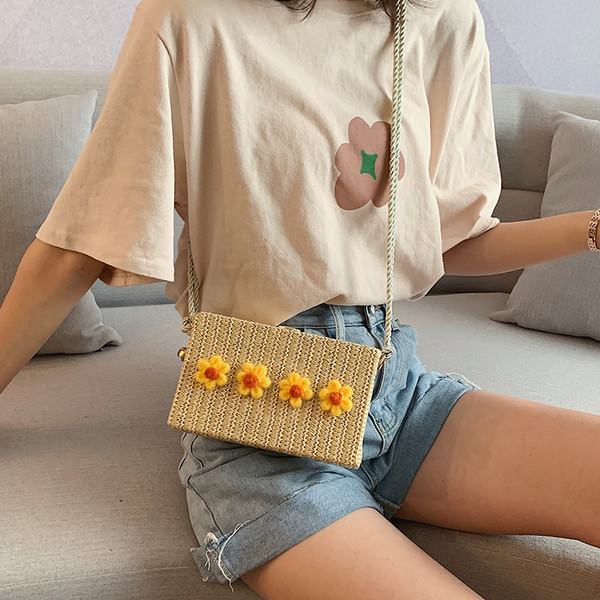 Geanta de dama actuala cu flori in mai multe culori