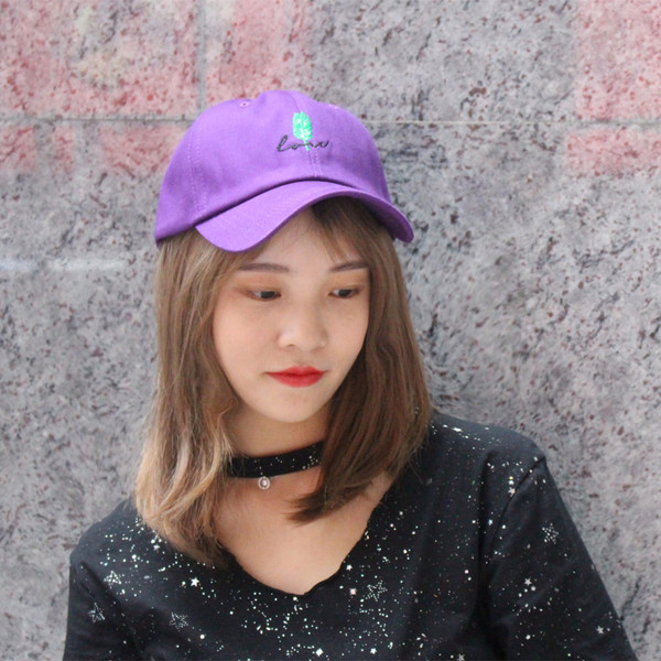 Ежедневна дамска шапка  с козирка в няколко цвята 