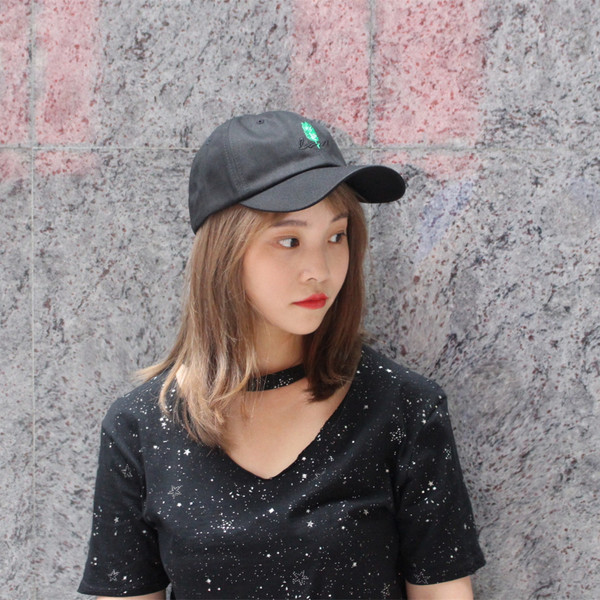 Ежедневна дамска шапка  с козирка в няколко цвята 