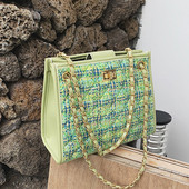 Stílusos kézitáska több színben, hosszú fém fogantyúval