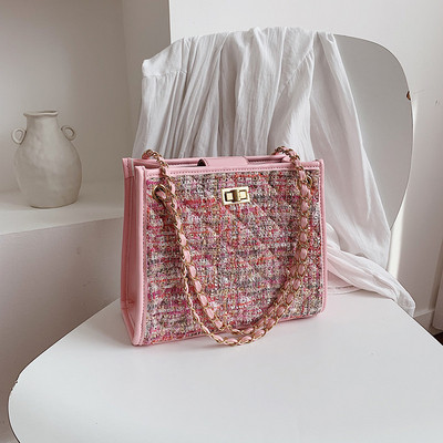 Stílusos kézitáska több színben, hosszú fém fogantyúval