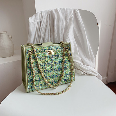 Stílusos kézitáska több színben, hosszú fém fogantyúval