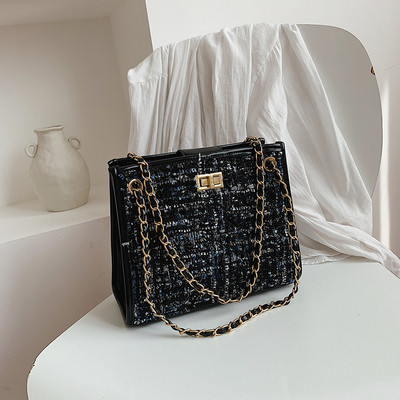 Stílusos kézitáska több színben, hosszú fém fogantyúval