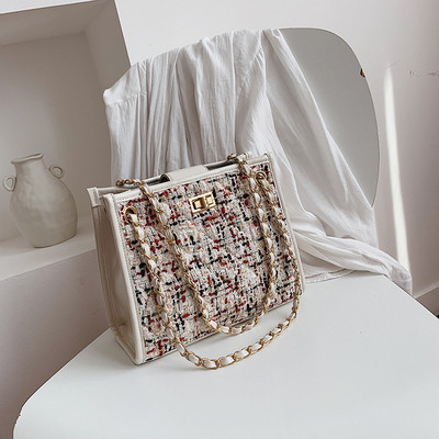 Stílusos kézitáska több színben, hosszú fém fogantyúval