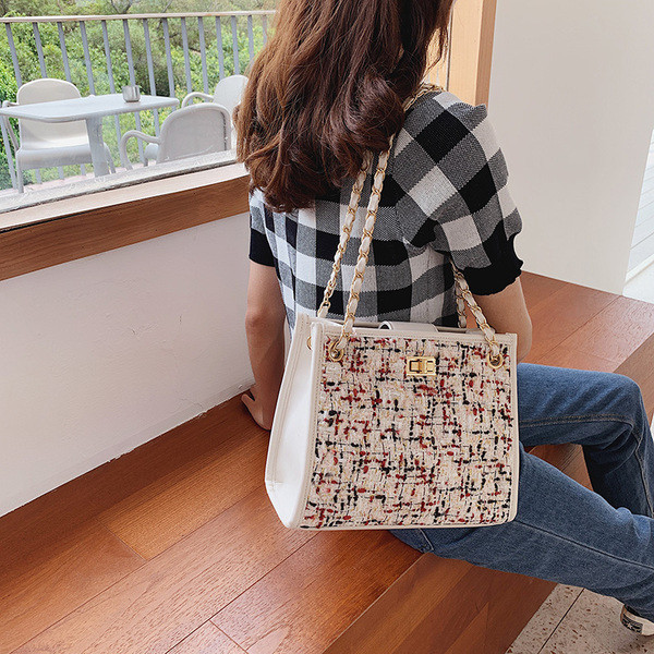 Stílusos kézitáska több színben, hosszú fém fogantyúval