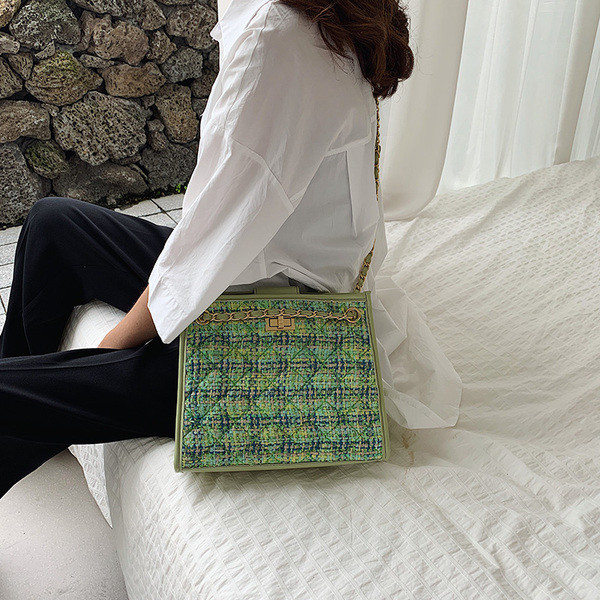 Stílusos kézitáska több színben, hosszú fém fogantyúval