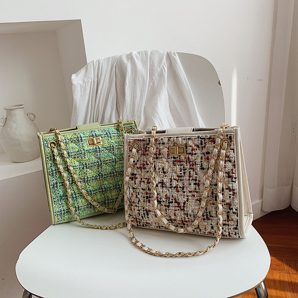 Stílusos kézitáska több színben, hosszú fém fogantyúval