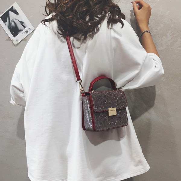 Geanta de dama moderna cu efect stralucitor in rosu si albastru