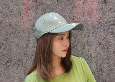 Palarie dama cu aplicatie in doua culori