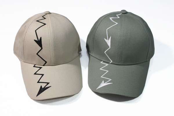 Palarie dama cu aplicatie in doua culori