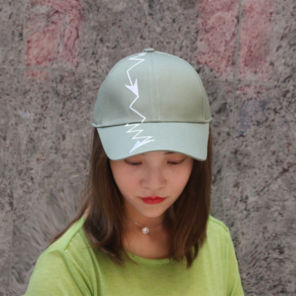 Palarie dama cu aplicatie in doua culori