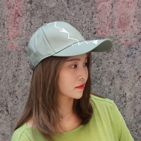 Palarie dama cu aplicatie in doua culori