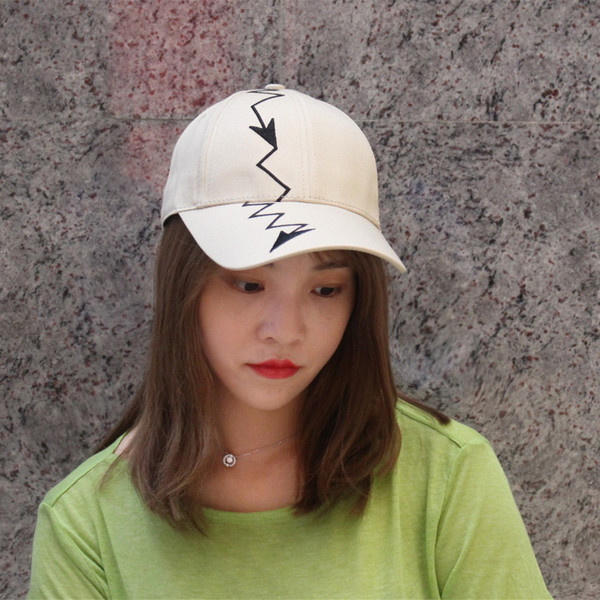 Palarie dama cu aplicatie in doua culori