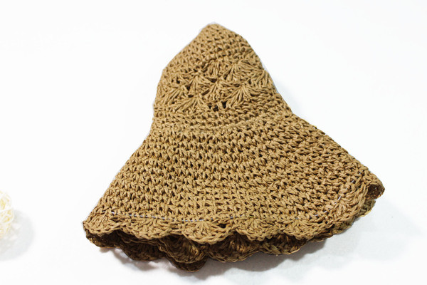 Дамска плажна шапка в бежов цвят 