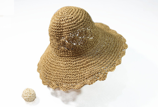 Дамска плажна шапка в бежов цвят 