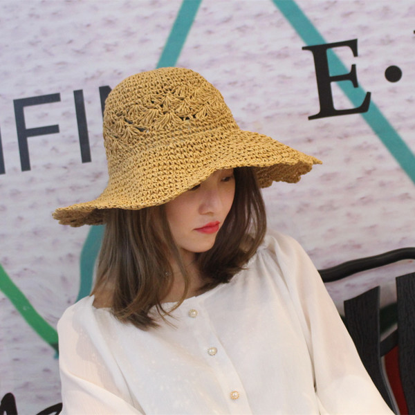 Дамска плажна шапка в бежов цвят 