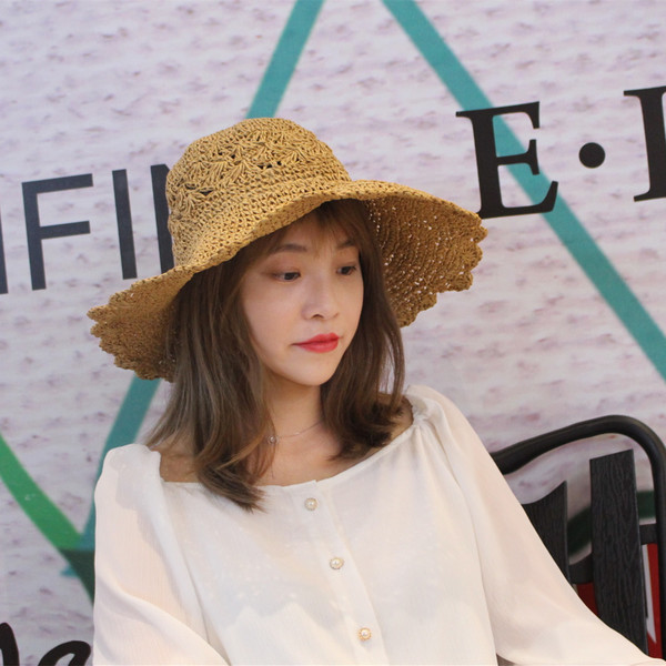 Дамска плажна шапка в бежов цвят 